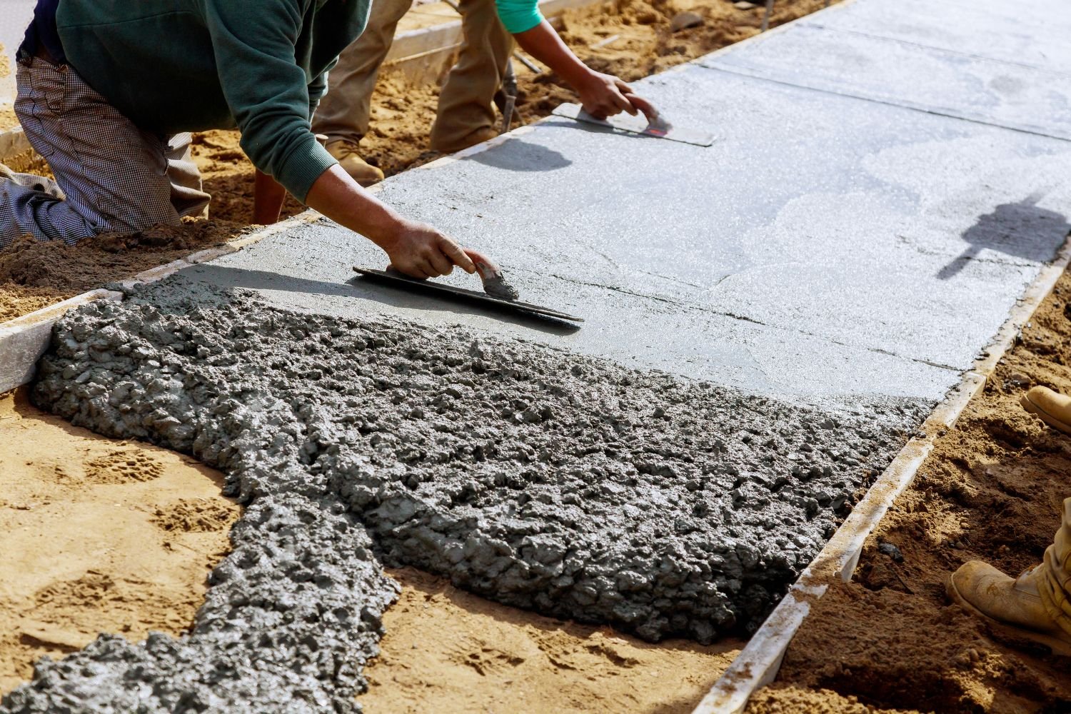 Des ouvriers qui font du bétonnage pour une construction commerciale