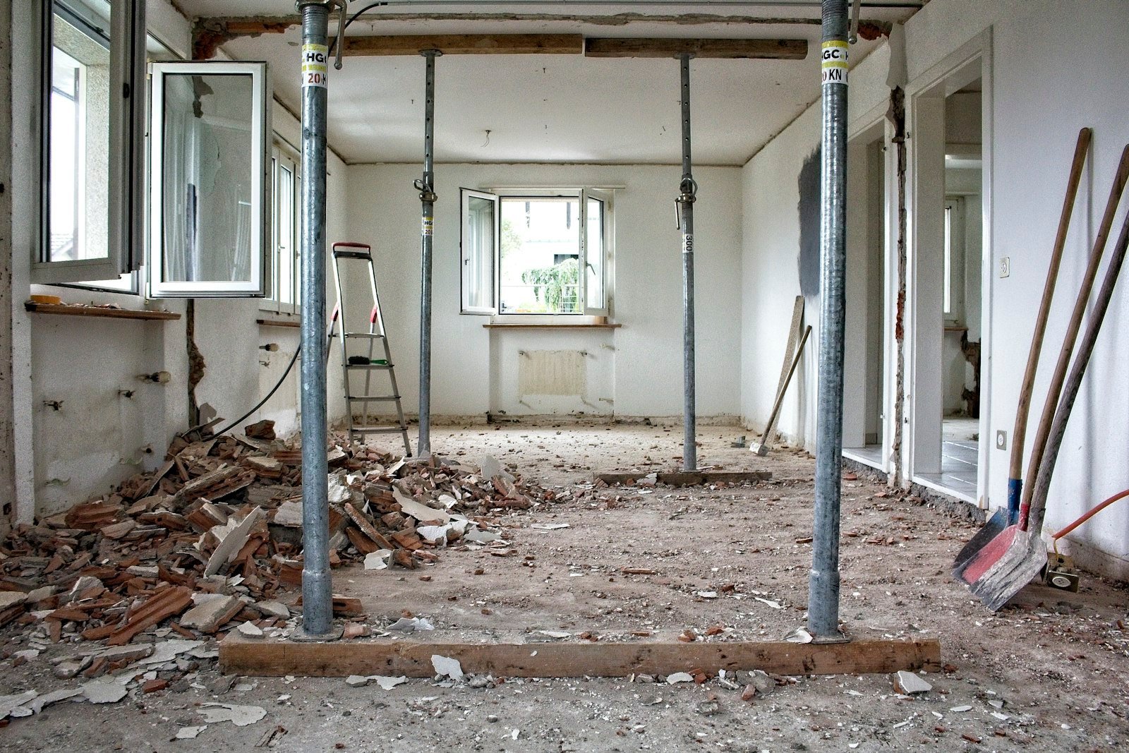 Temporary steel shores supporting the floor during the replacement of a load-bearing column, renovation job in Montreal